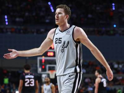  Jakob Peltl NBA u igru bez dresa 