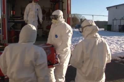  Rumuni prenosili ženu za koju misle da ima koronavirus, pa im ispala! VIDEO 