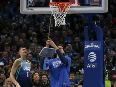  Boban Marjanović - Porzingis - potez za publiku 