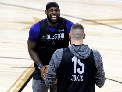  Nikola-Jokic-i-Lebron-Dzejms-Imitacija-Kinga-na-treningu-za-NBA-All-Star-2020-u-Cikagu-VIDEO 