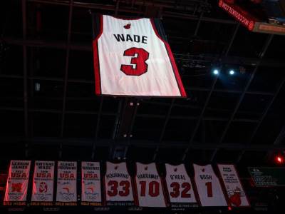  Dvejn-Vejd-povucen-dres-Majami-Hit-ceremonija-na-utakmici-NBA 