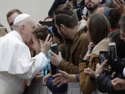  Papa se molio za žrtve koronavirusa 