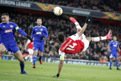  Olimpijakos-izbacio-Arsenal-iz-Lige-Evrope-makazice-Obamejang-VIDEO 