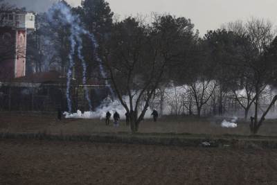  Nova eskalacija tenzija: Opet suzavac i dimne bombe na granici sa Turskom 