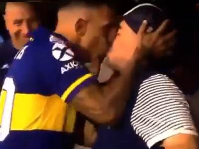  Slavlje i poljubac Karlos Tevez - Dijego Maradona 