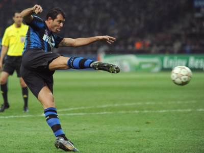  Liga-sampiona-sezona-2010/11-Inter-Salke-2-5-Dejan-Stankovic-Manuel-Nojer-gol-sa-pola-terena 