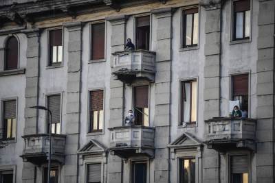  Italija građani i muzičari sa balkona sviraju i pjevaju 