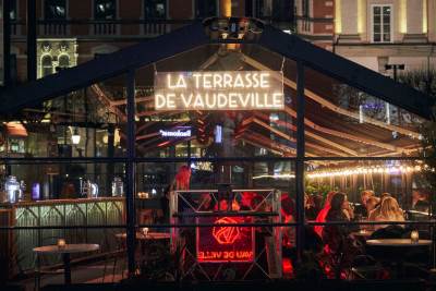  Švedska ponovo drugačija od svih: Puni parkovi i kafići, grle se na ulici 