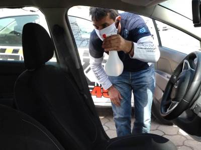  Vozači, oprez! Virus ostaje na plastici i metalu, evo kako da očistite kola 