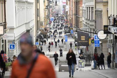 Šveđani šetaju ulicama i ne boje se korone 