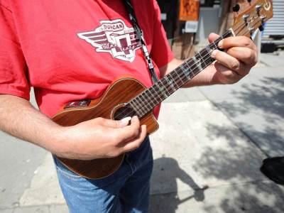  Učitelj u Zagrebu je HIT: Peva i svira đacima pod prozorom (VIDEO) 