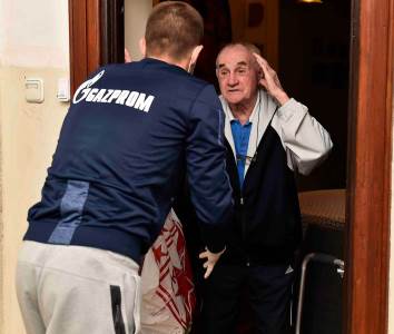  Korona-virus-u-Srbiji-fudbaleri-Crvene-zvezde-u-poseti-veteranima-i-clanovima-kluba 