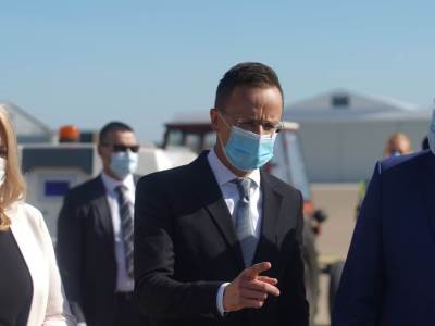  Mađarski šef diplomatije stiže u BiH sa donacijom od 40.000 PCR testova 