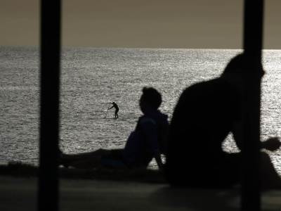  Nema korone, ima talasa: Plaža u Las Palmasu prepuna surfera! (VIDEO) 