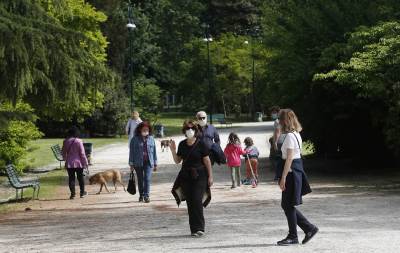  Italijani izašli iz karantina, srećni što mogu videti jedni druge (FOTO) 