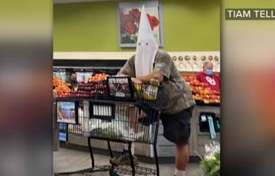  Zaštita od virusa ili provokacija: Muškarac nosio masku Kju-kluks-klana 