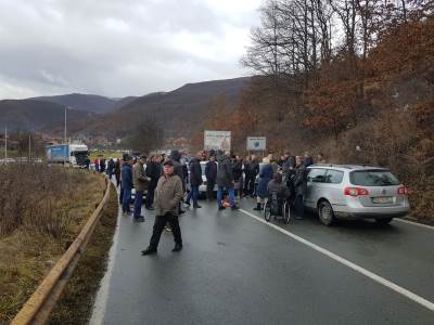  Crna Gora: Građani blokiraju puteve zbog hapšenja sveštenika! 