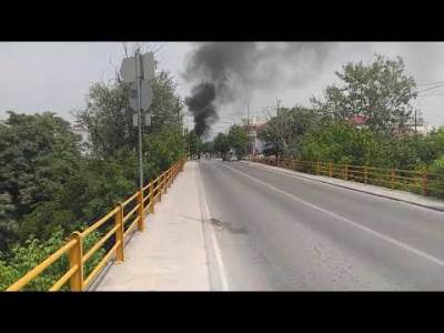  Zbog karantina zapalili vatru na ulici i gađali reportere (VIDEO) 