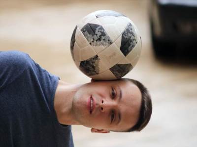 Ovo što Novosađanin Radivoje Vuković radi s fudbalskom loptom, prava je umjetnost (VIDEO) 