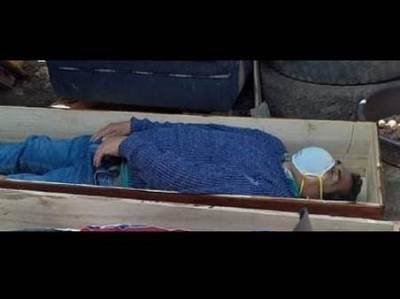  Gradonačelnik legao u sanduk, pravio se da je umro od korone!? 