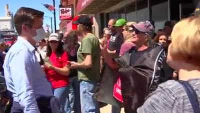  Učesnici protesta napali novinara: Skidaj masku (VIDEO) 