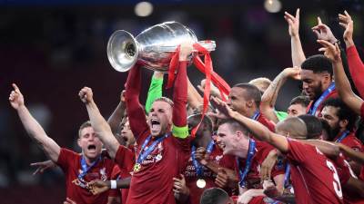  Liverpul-Dzordan-Henderson-bice-cudno-podici-trofej-Premijer-lige-pred-praznim-tribinama 