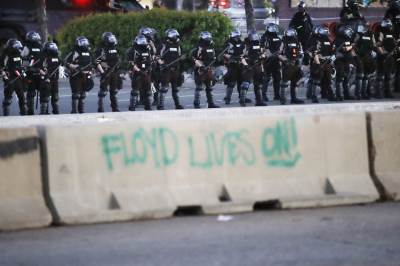  Policajci stali uz demonstrante u Americi 