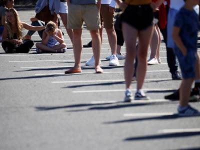  Cela Britanija u redovima, svi čekaju po tri sata zbog ovoga!? (FOTO) 