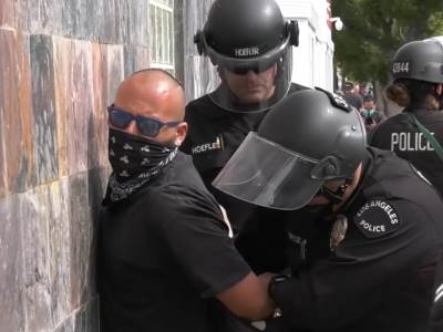  Ludi snimak iz SAD: Vlasnici se brane od pljačkaša, policija hapsi pogrešne 