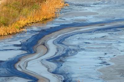  Sanacija eko katastrofe: Rusi ubrzano kupe naftu koja se izlila u reku 