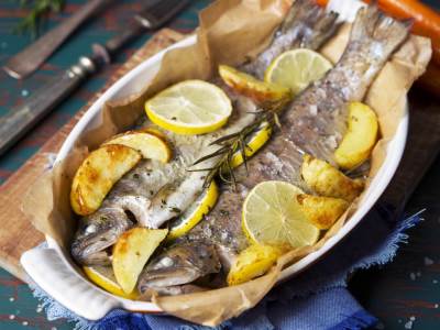  Lako i ukusno: Pečena pastrmka sa krompirom 