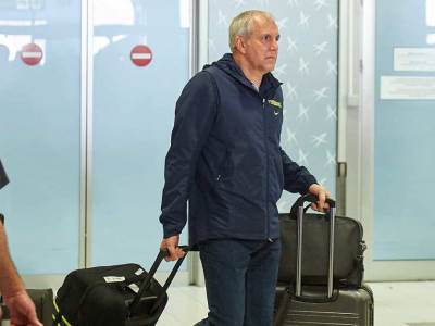  Zeljko-Obradovic-se-vratio-u-Tursku-aerodrom-docek-novinari-Fenerbahce-pitanje 