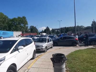  Haos na graniciI! Srbi čekaju satima u koloni, Grci ne puštaju turiste 
