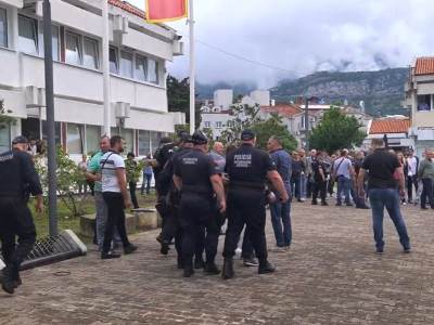  Haos u Budvi: Uhapšeni gradonačelnik i predsednik Skupštine opštine (VIDEO) 