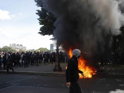  Haos u Parizu: Dan Pada Bastilje prerastao u nerede, bačen suzavac  (VIDEO) 