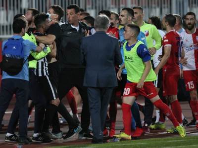  Vojvodina - Partizan tuča igrača na terenu 