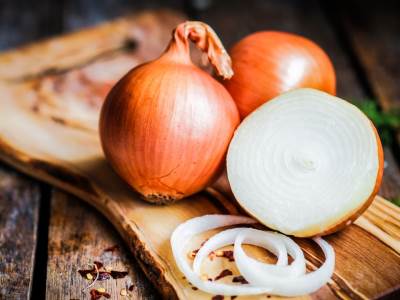  Hit video: Kako da oljuštite luk za samo pet sekundi! 