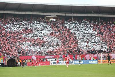  Crvena-zvezda-proslava-titule-2020.-Vladan-Milojevic-veterani-cvijece-i-slika-Proleter 