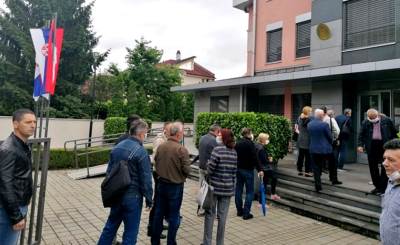  Red ispred birališta u Banjaluci (FOTO) 