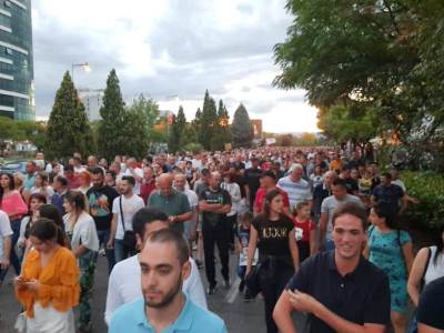  Masovne litije u Crnoj Gori, policajac najavio da će dati otkaz! 