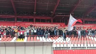  Navijači na treningu Vojvodine: Poruka ekipi, prozivke za crno-bele (VIDEO) 