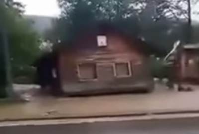  Jezivo: Voda drobi kuću kod Tuzle (video) 