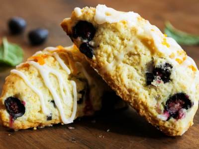  Kolačići za sve generacije: Trouglići sa borovnicama i prelivom od limuna 