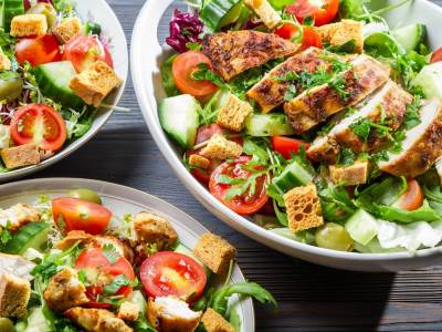  Ukusi mora kod kuće: Mediteranska salata sa grilovanom piletinom 