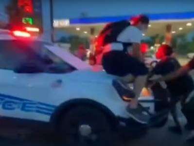  Jezive scene iz Detroita: Policija gazi demonstrante! VIDEO 