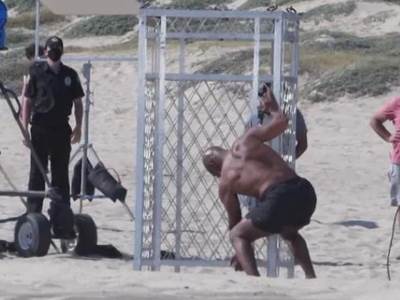  Tajson se priprema na plaži 