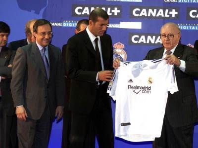  Zinedin-Zidan-potpis-za-Real-Madrid-na-danasnji-dan-2001.-godine 