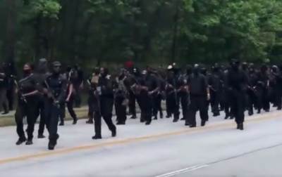  "U vašoj smo kući": Naoružani crnci marširali kroz park u Džordžiji (VIDEO) 
