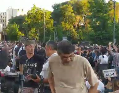 Demonstrant sa šajkačom se odupire: Srbin ne sedi! VIDEO 