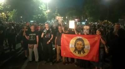  Demonstranti ustali, pevaju pesme o Kosovu i Svetom Savi! (VIDEO) 